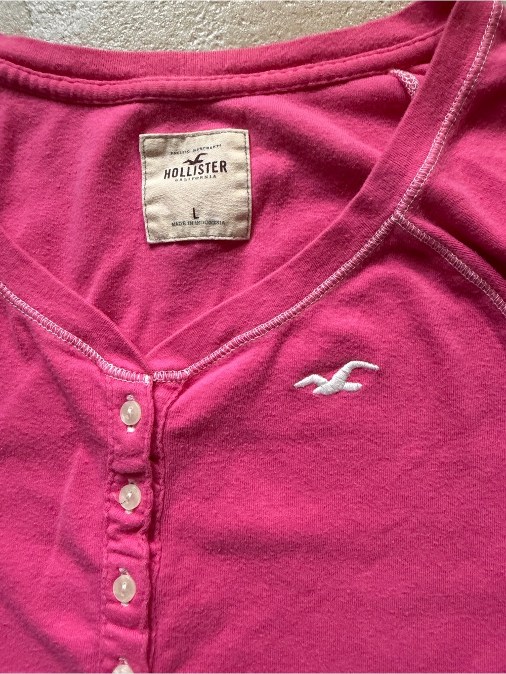 Rare Vintage Hollister Co. Fuchsia Curved Hem 6-Button 3/4 sleeve Henley Shirt - Picture 3 of 4